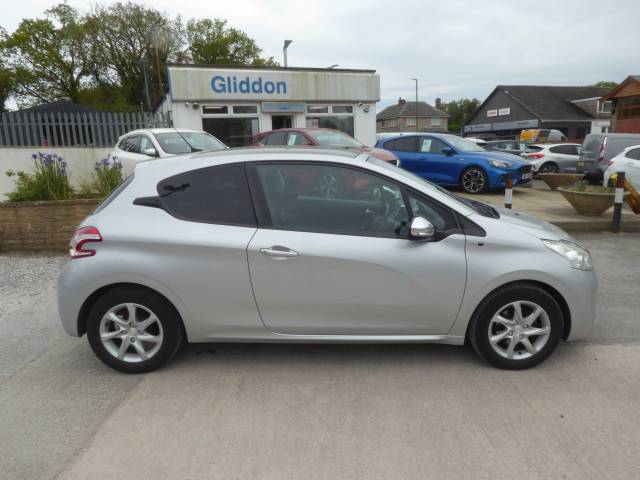 2015 Peugeot 208 1.2 VTi Style Navigation 82 PS 2 Owners From New
