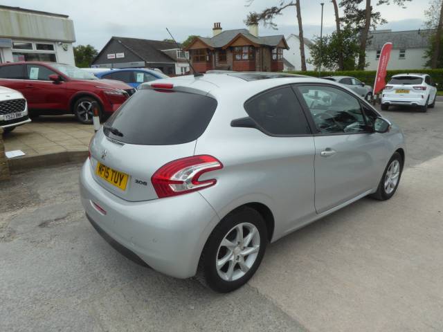 2015 Peugeot 208 1.2 VTi Style Navigation 82 PS 2 Owners From New