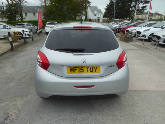 2015 Peugeot 208 1.2 VTi Style Navigation 82 PS 2 Owners From New