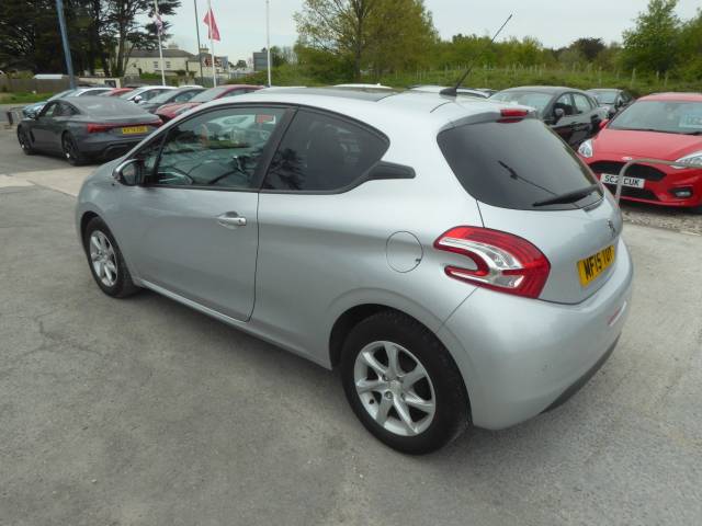 2015 Peugeot 208 1.2 VTi Style Navigation 82 PS 2 Owners From New